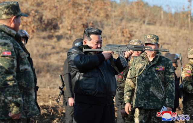 사격 자세 취한 김정은 '전쟁준비 강화'