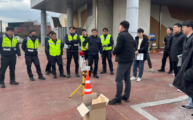 부산항만공사가 작업자 안전관리 시스템 ‘Catch Car’에 대한 현장 시연을 하고 있다. 사진제공=BPA