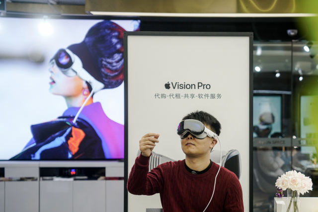 중국 베이징에서 한 남성이 애플의 비전프로 헤드셋을 쓰고 있는 모습. EPA연합뉴스