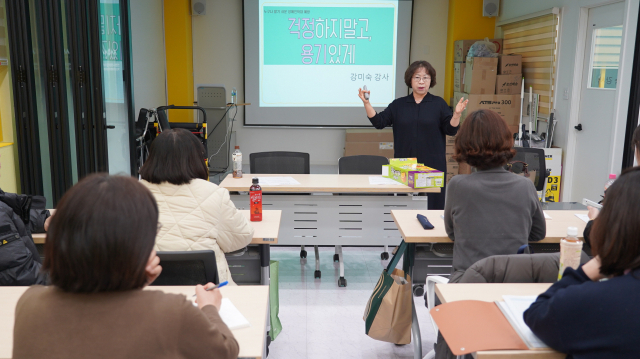 강미숙 권익옹호기관 장애인 학대 예방 교육 강사가 부평종합재가센터에서 요양보호사를 대상으로 장애인 학대 예방 교육을 하고 있다. 사진제공=인천시사회서비스