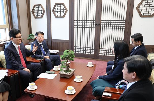 고광효(왼쪽 첫번째) 관세청장이 지난달 29일 서울 모처에서 찌릉 보톰랑세이 주한 캄보디아 대사와 면담하고 있다. 사진제공=관세청