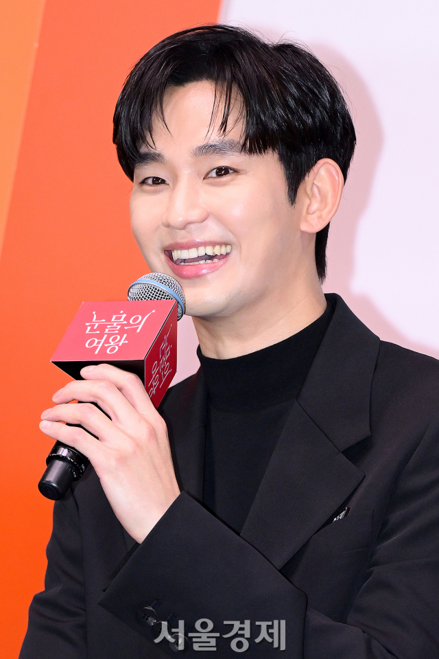 배우 김수현이 7일 오전 서울 구로구 라마다서울 신도림 호텔에서 진행된 tvN 새 토일드라마 ‘눈물의 여왕’(극본 박지은/연출 장영우) 제작발표회에서 소감을 말하고 있다. 김규빈 기자