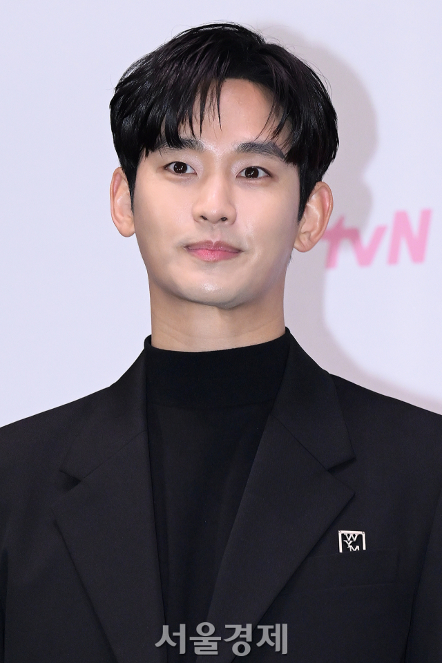 배우 김수현이 7일 오전 서울 구로구 라마다서울 신도림 호텔에서 진행된 tvN 새 토일드라마 ‘눈물의 여왕’(극본 박지은/연출 장영우) 제작발표회에서 포즈를 취하고 있다. 김규빈 기자