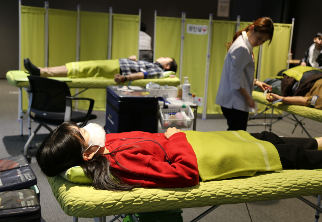 DL그룹 임직원들이 6일 서울 종로구 돈의문 디타워 사옥에서 헌혈을 하고 있다. 사진 제공=DL그룹