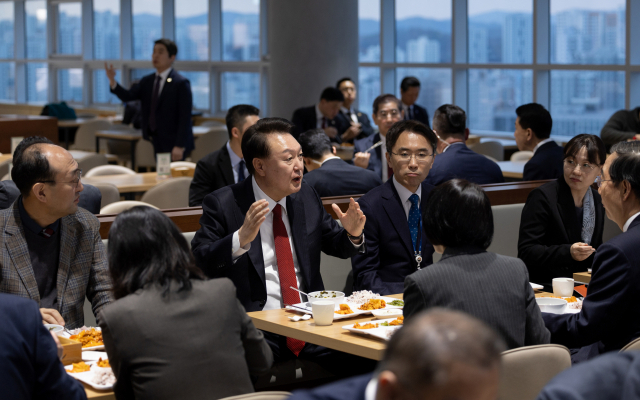 윤석열 대통령이 6일 오후 정부세종청사 중앙동 구내식당에서 교육부·보건복지부 공무원 격려 만찬에 참석해 대화하고 있다. 세종=연합뉴스