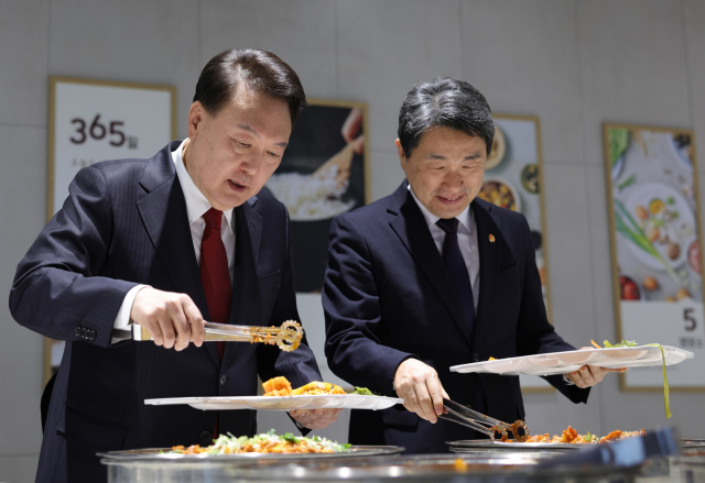 윤석열 대통령이 6일 오후 정부세종청사 중앙동 구내식당에서 교육부·보건복지부 공무원 격려 만찬에 참석해 이주호 사회부총리 겸 교육부 장관과 식판에 음식을 담고 있다. 세종=연합뉴스