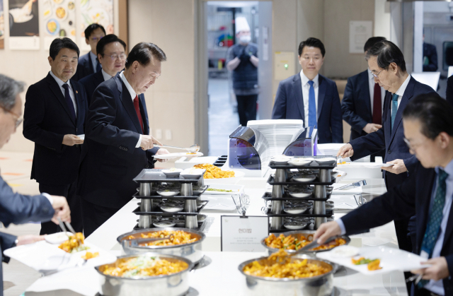 윤석열 대통령이 6일 오후 정부세종청사 중앙동 구내식당에서 교육부·보건복지부 공무원 격려 만찬에 참석해 식판에 음식을 담고 있다. 세종=연합뉴스