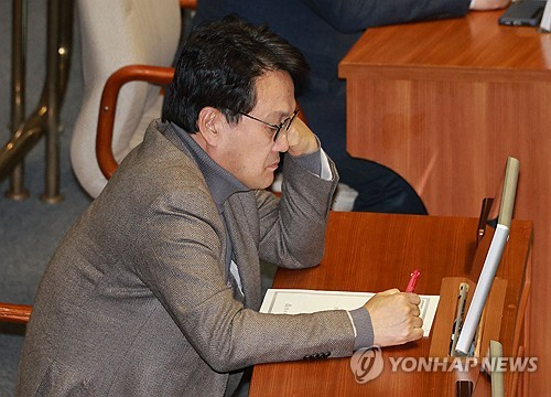 안민석 더불어민주당 의원이 29일 국회 본회의에서 생각에 잠겨있다. 연합뉴스