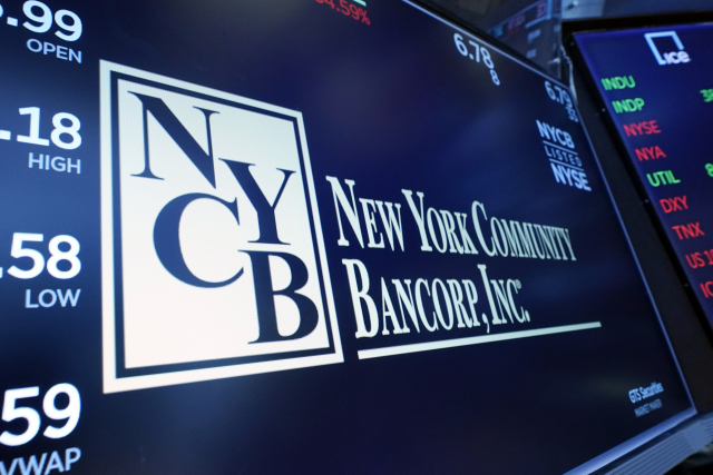 미국 뉴욕증권거래소(NYSE) 객장 전광판에 뉴욕커뮤니티뱅코프(NYCB) 로고가 표시돼 있다. AP연합뉴스