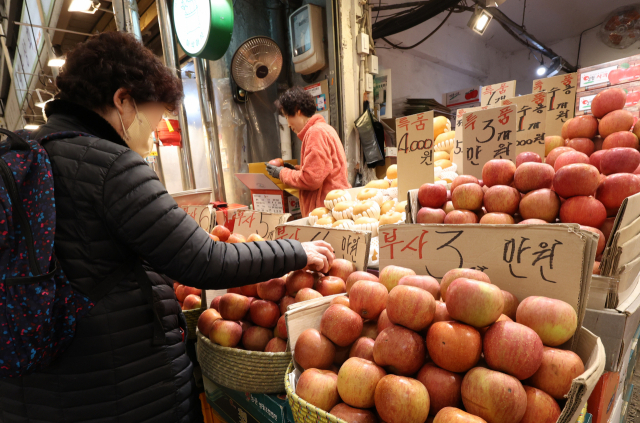 6일 오후 서울 동대문구 청량리청과물시장에서 한 상인이 사과를 팔고 있다. 연합뉴스