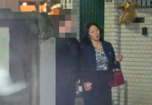 일본 자민당 히로세 메구미 의원이 불륜남과 함께 있는 모습. 엑스 캡처