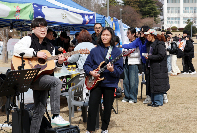 7일 광주 동구 전남대학교에서 총동아리연합회 주최 '동아리 알림아리' 행사에서 학생들이 신입생 모집 퍼포먼스를 하고 있다. 연합뉴스