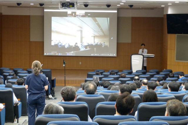 울산의대 교수협의회 비상대책위원회에 참석한 교수들이 원격으로 긴급총회를 열고 있다. 연합뉴스