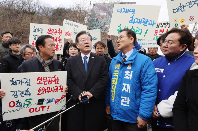 이재명(왼쪽 두 번째) 더불어민주당 대표가 7일 경기 양평군 강산면 서울·양평고속도로 특혜의혹 현장을 방문해 최재관(〃 세 번째) 여주시양평군 예비후보와 일대를 둘러보고 있다. 양평=오승현 기자 2024.03.07