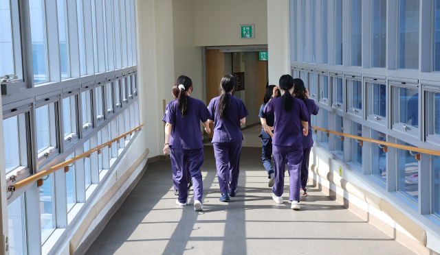전공의 집단행동이 17일째 이어지고 있는 7일 인천의 한 대학병원에서 간호사들이 이동하고 있다. 연합뉴스