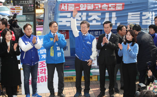 이재명 더불어민주당 대표가 7일 오전 경기 양평군 양평군청 앞 서울·양평 고속도로 국정농단 진상규명 촉구 농성장을 방문해 인사하고 있다. 연합뉴스