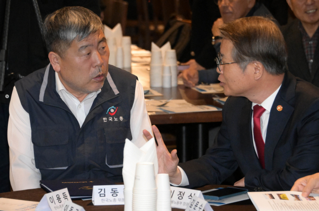 김동명 한국노총 위원장과 이정식 고용노동부 장관이 7일 서울 여의도 한국노총 회관에서 열린 한국노총 창립 78주년 기념식 및 후원의 날 행사에서 대화를 하고 있다.