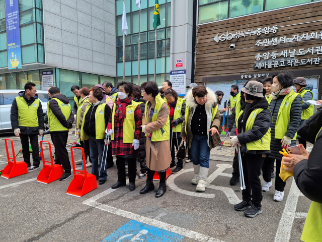 서울 성북구 종암동 주민자치회가 지난 7일 봄맞이 대청소에 나선 모습. 사진 제공=서울 성북구