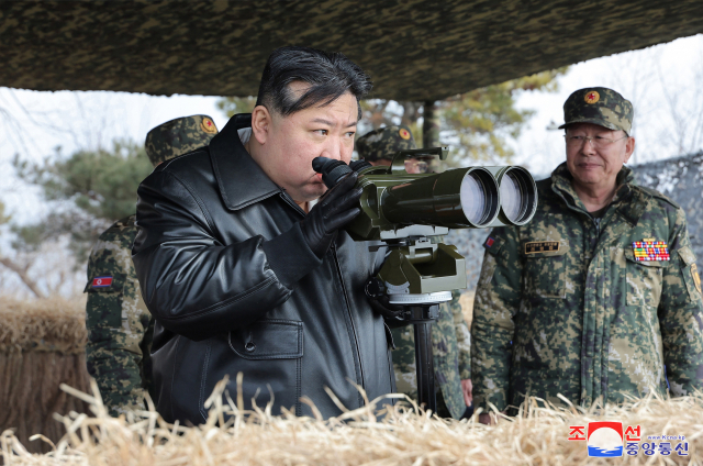 김정은 북한 국무위원장이 7일 조선인민군 대연합부대들의 포사격 훈련을 바라보고 있다. 연합뉴스