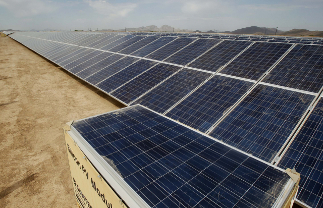 미국 애리조나주 알링턴의 태양광발전 시설에 추가로 태양전지판이 설치되고 있다. AP연합뉴스