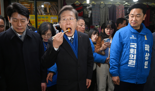 <맛탕 먹방> 이재명 더불어민주당 대표와 ‘정치 1번지’ 서울 종로구에 출마한 곽상언 변호사가 4일 창신시장의 한 전집을 방문해 고구마맛탕을 시식하고 있다. 민주당은 고 노무현 전 대통령의 사위인 곽 변호사를 종로구에 단수 공천했다. 오승현 기자 2024.03.04