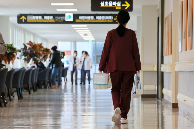 간호사가 의료 현장에서 더 많은 진료행위를 할 수 있게 된 8일 서울 시내 한 대학병원에서 의료진이 이동하고 있다. 연합뉴스