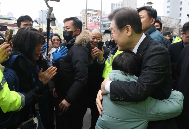 이재명(오른쪽) 더불어민주당 대표가 5일 서울 영등포 뉴타운 지하쇼핑몰을 찾아 채현일 후보의 지지를 호소하며 한 시민과 포옹하고 있다. 오승현 기자 2024.03.05