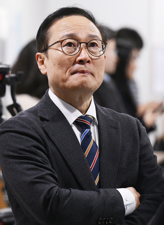 <만감교차> 홍영표 더불어민주당 의원이 6일 서울 여의도 국회 소통관에서 민주당 탈당 기자회견을 하기 전 착잡한 표정을 짓고 있다. 홍 의원은 