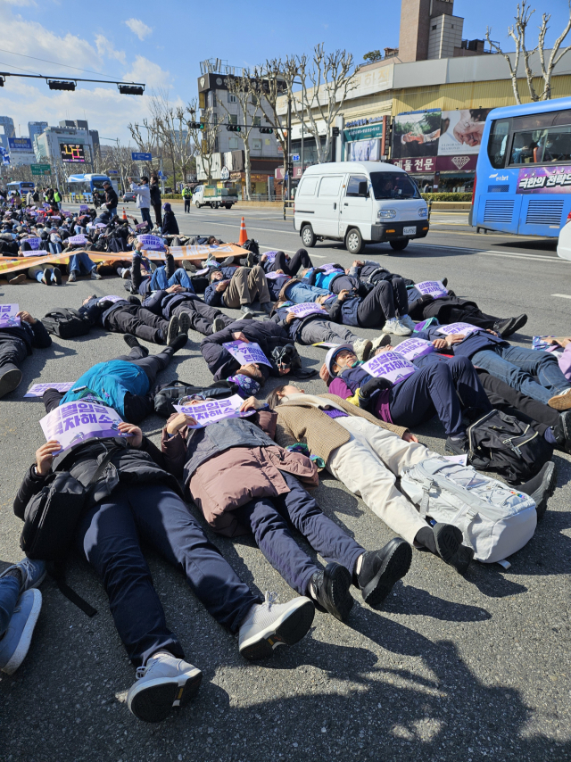 8일 서울 종로구 거리에서 민주노총이 주최한 '세계 여성의날 정신계승 전국노동자대회' 행진 중 '잠시멈춤 다잉 퍼포먼스'를 선보이는 집회 참가자들. 박민주 기자