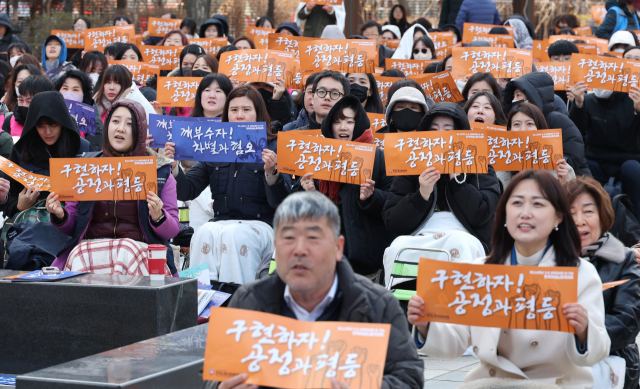 8일 오후 서울 청계천 한빛광장에서 열린 제116주년 3·8 세계여성의날 기념 전국노동자대회에서 김동명 한국노총 위원장 등 참가자들이 '구현하자 공정과 평등'이 적힌 손팻말을 들고 구호를 외치고 있다. 연합뉴스