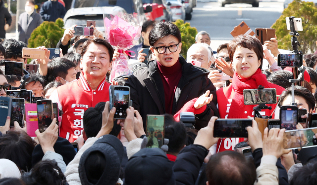 한동훈 국민의힘 비상대책위원장과 안철수·김은혜 국회의원 후보가 8일 오전 재건축 추진 아파트 단지인 경기도 성남시 분당구 양지금호1단지아파트를 방문해 시민들과 인사하고 있다. 연합뉴스