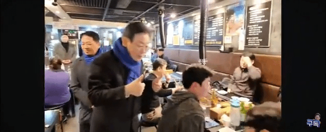 이재명 더불어민주당 대표가 8일 인천 계양구의 한 식당에서 식사 중인 시민들에게 인사를 건네고 있다. 영상 제공=이재명 유튜브