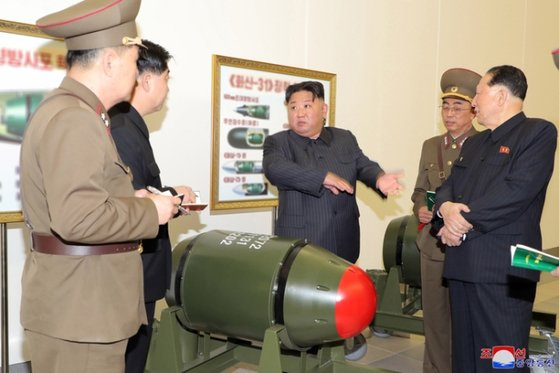김정은 북한 국무위원장이 지난해 3월 27일 핵무기 병기화 사업을 지도하고 핵반격 작전계획과 명령서를 검토했다고 조선중앙통신이 보도했다. 연합뉴스