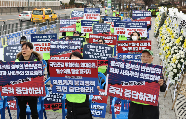 서울 전쟁기념관 앞에서 이달 6일 경기도의사회 주최로 의대 정원 증원 반대 수요 반차 휴진 집회가 열리고 있다.