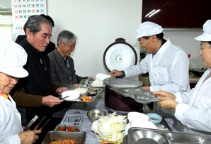 인력 없고·시설 비좁은데…'경로당 점심 매일 제공' 가능할까