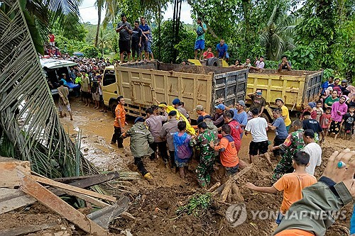 8일(현지시간) 인도네시아 서수마트라주 남페시시르군에서 발생한 산사태 현장에서 구조대원들이 구조 작업을 벌이고 있다. AFP=연합뉴스