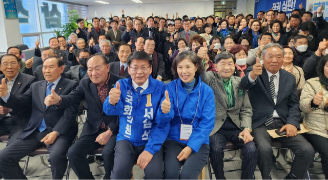 서삼석 더불어민주당 영암·무안·신안 선거구 예비후보가 9일 오후 선거사무소를 개소하고 지지자들과 함께 엄지손가락을 치켜올려 필승을 다짐하고 있다. 사진 제공=서삼석 예비후보 사무실