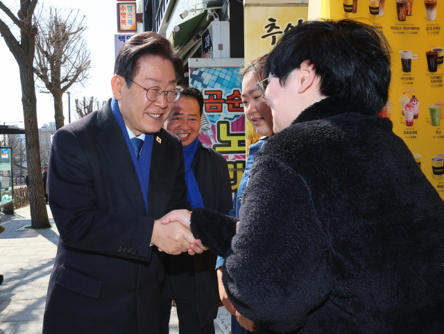 이재명(왼쪽) 더불어민주당 대표가 10일 자신의 지역구인 인천 계양구 계산동 일대에서 시민들과 인사하고 있다. 연합뉴스