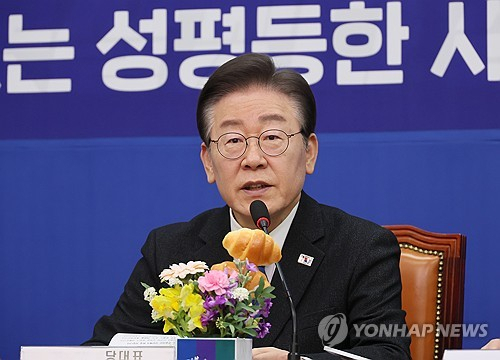 이재명 대표가 8일 국회에서 열린 최고위원회의에서 발언하고 있다. 연합뉴스