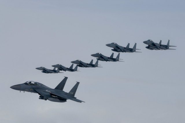 지난 6일 자유의 방패 훈련에 참가한 공군 제11전투비행단 F-15K가 임무공역에서 적 순항미사일 요격임무를 완수하고 복귀하고 있다. 사진제공=공군