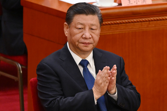 시진핑 중국 국가주석이 10일 베이징 인민대회당에서 열린 중국인민정치협상회의 폐막식에서 박수를 치고 있다. AFP연합