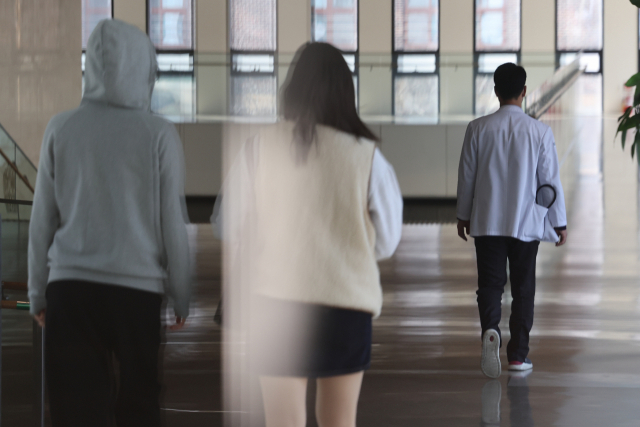 10일 서울 시내 한 중형병원에서 의료 관계자와 의대생들이 의과대학과 이어진 통로로 이동하고 있다.연합뉴스