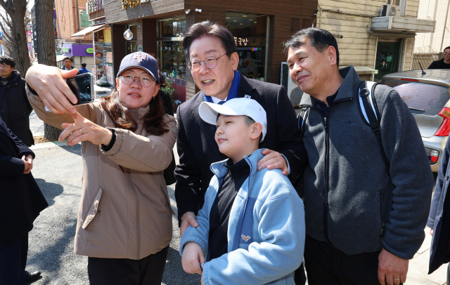 이재명(가운데) 더불어민주당 대표가 10일 인천 계양구 계산동 일대에서 시민들과 ‘셀카’를 찍고 있다. 연합뉴스
