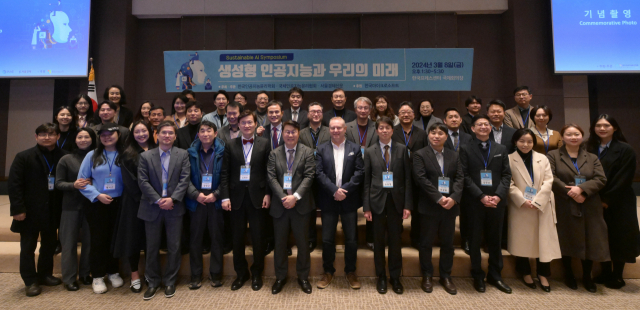 8일 서울 중구 한국프레스센터에서 열린 ‘지속가능한 AI 포럼’에서 리 히킨(앞줄 왼쪽 9번째) 마이크로소프트 아시아 AI 기술&정책 리더 등 주요 참석자들이 ‘AI~’ 하면서 기념촬영을 하고 있다. /성형주 기자
