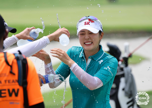 김재희가 10일 하나금융그룹 싱가포르 여자오픈 우승을 확정한 뒤 동료들로부터 축하 물 세례를 받고 있다. 사진 제공=KLPGA