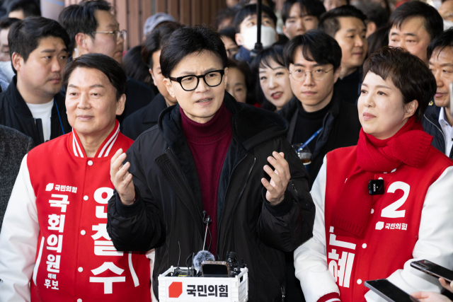 한동훈(가운데) 국민의힘 비상대책위원장, 안철수(왼쪽) 분당갑 후보, 김은혜 분당을 후보가 8일 경기 성남시 금호행복시장을 찾아 발언하고 있다. 연합뉴스