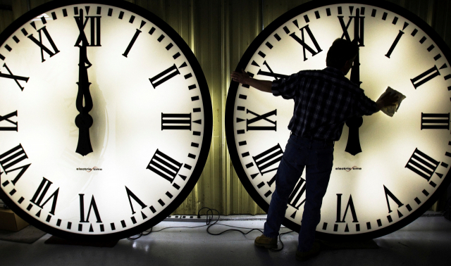 미국 매사추세츠의 한 전자시계 회사에서 직원이 시계탑에 걸릴 시계를 닦고 있다. 로이터연합뉴스