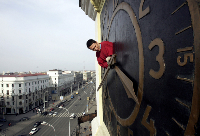 벨라루스 민스크의 한 시계탑에서 기술자가 시곗바늘을 조정하고 있다. AP연합뉴스