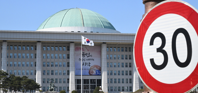 제22대 국회의원선거를 한달 여 앞둔 10일 서울 여의도 국회의사당 외벽에 '국민이 주인인 나라의 시작'이라는 현수막이 걸려있다. 다음 달 10일 실시되는 22대 총선은 오는 21일 후보자등록이 시작되고, 다음 달 5일과 6일 이틀에 걸쳐 사전투표가 진행된다. 오승현 기자 2024.03.10