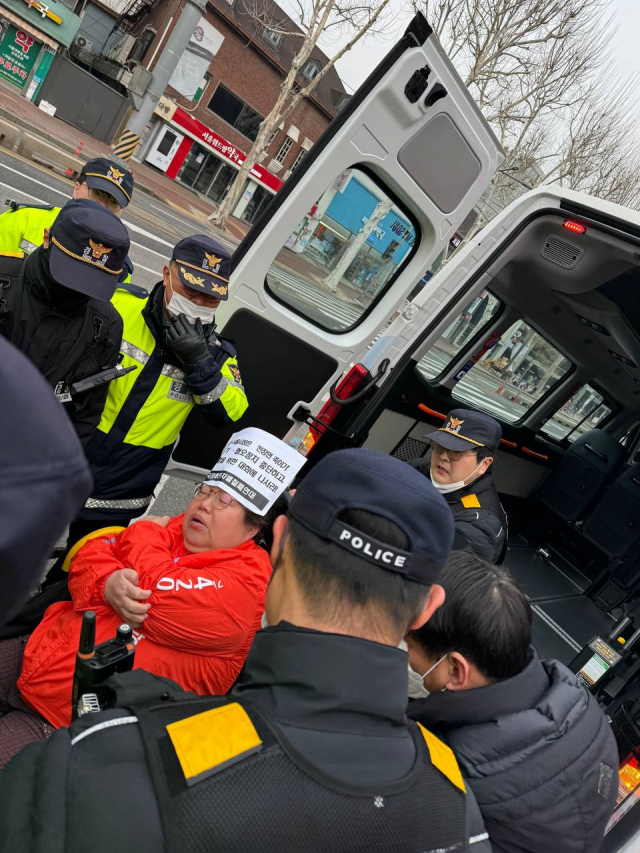 11일 오전 서울 혜화역에서 이형숙 서울장애인차별철폐연대 공동대표가 경찰에 연행되고 있다. 사진 제공=전장연